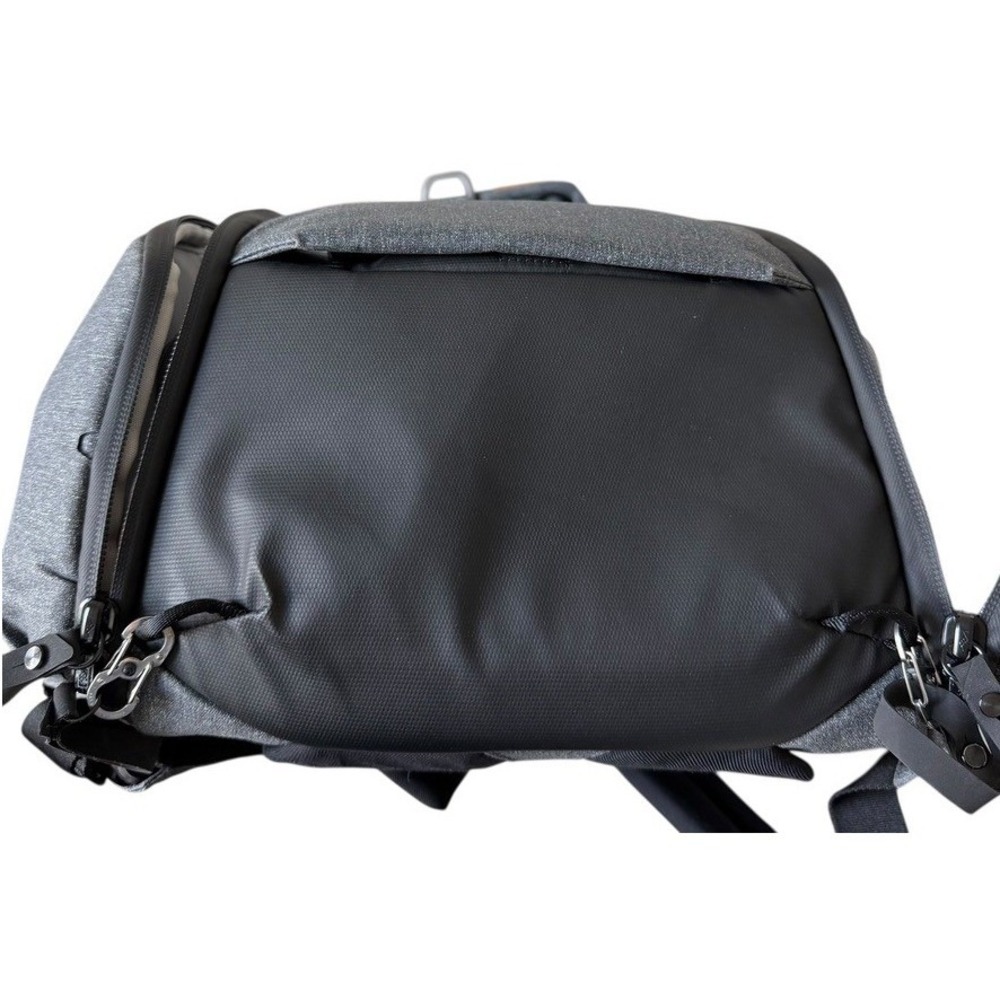 Peak Design Everyday Backpack 30L V2 Unisex Charcoal Gray Camera Travel Bag GUC - Picture 3 of 16